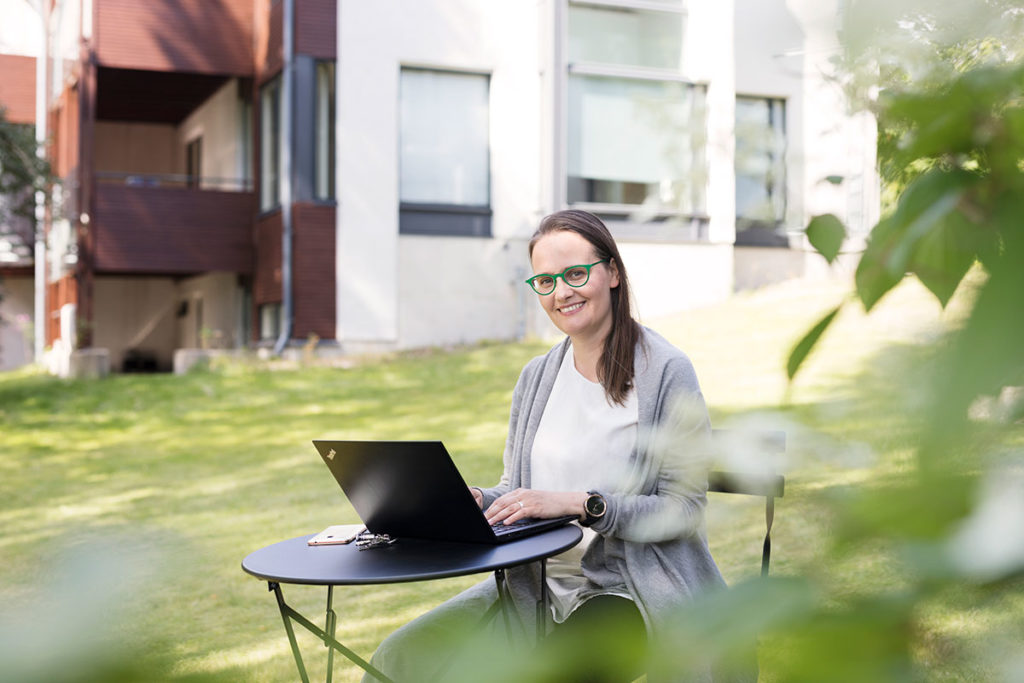 Katri Hietala etätöissä kotipihallaan.